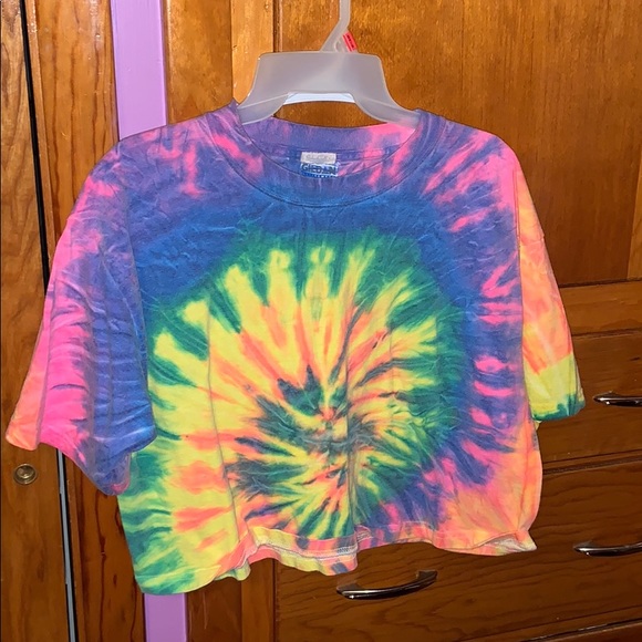 Brandy Melville Tops - Cropped dye tie tee